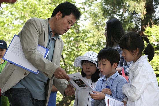 어린이들과 함께 무등산 역사길을 답사하고 있는 송갑석 광주학교 교장.