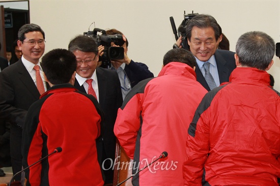 김무성-대한민국공무원노동조합 면담 새누리당 김무성 대표와 지도부들이 18일 오후 서울 여의도 국회 대표실을 찾은 대한민국공무원노동조합총연맹 지도부들과 인사를 나누고 있다.