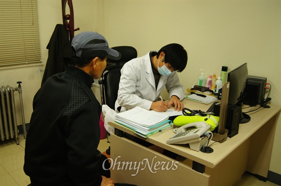 18일 오후 개원한 희망진료소에서 쪽방 주민 김아무개(73)씨가 진료를 받고 있다. 