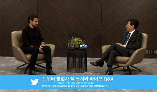 18일 한국에 온 잭 도시 트위터 회장이 김성준 SBS 앵커를 통해 트위터 이용자들의 실시간 질문에 답변하고 있다.