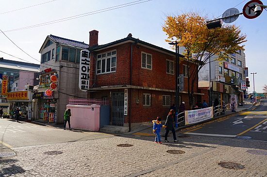 최소아과 정경 1940년에 문을 열었다 하니 70년이 넘었다. 마을사람들 일상에 관련된 것 중에 가장 어른이 셈이다.