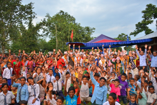 장학금후원과 컴퓨터 전달을 받고 환호하는 네팔 오지의 아이들과 한국자비공덕회 회원들