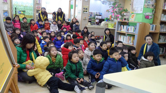 일주일에 두세 번은 요 꼬맹이들이 도서관 문을 두드립니다 공간이 작다고 늘 얘기하지만 그래도 요런 재미가 있어 작은도서관이 좋아요