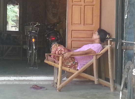 와끌래타잉에 누워 망중한을 즐기는 미얀마 사람들