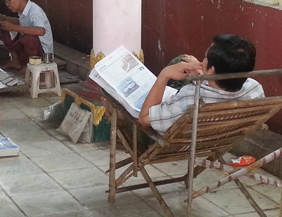 거리를 걷다 보면 와끌래타잉에 누워 신문 보는 사람을 자주 볼 수 있다.