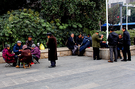 광장에서 모여 소일하는 귀양시 인민광장의 노인 모습