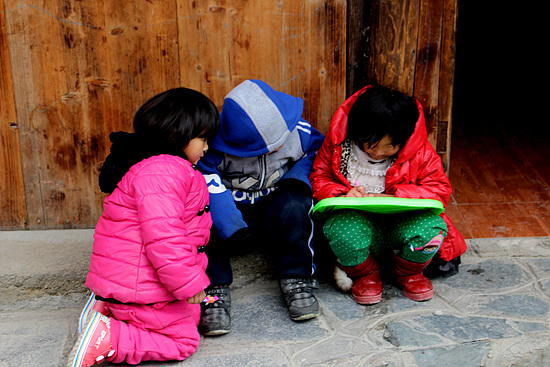 마을 어귀 가게 앞에서 놀고 있는 아이들 모습