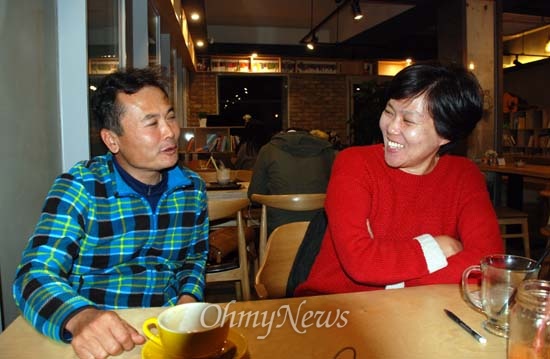김종술 시민기자와 한준혜 집행위원장이 대화를 나누고 있다. 