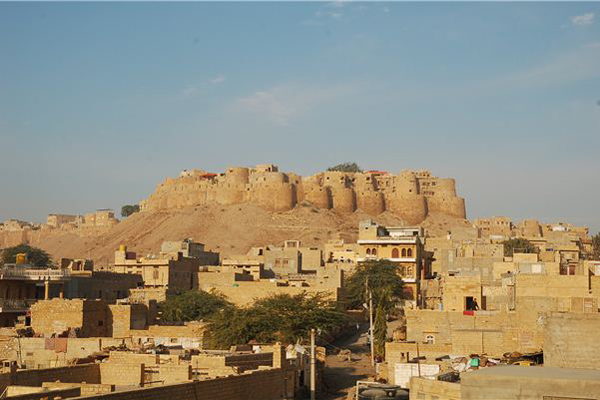 온통 황색 천지의 도시에 자이살메르 성이 우뚝 서 있다.