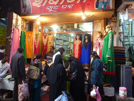 사리를 즐겨입는 인도여인들 사이로 무슬림 여인들도 옷을 고르고 있다.