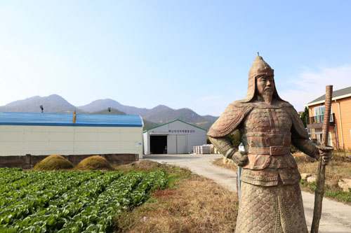  김황익 씨가 폐교를 고쳐 만든 버섯재배사. 입구에 선 이순신 장군 동상이 눈길을 끈다.