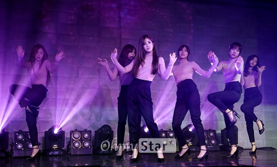 에이핑크가 지난 2014년 11월 20일 오후 서울 삼성동의 한 연회장에서 열린 미니 5집 <핑크 러브> 발표 쇼케이스에서 '러브'와 '시크릿'을 열창하며 화려한 무대를 선보이고 있다.
