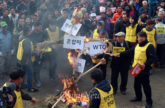 "농업 다 팔아먹는 괴물 불 살라 버리자" 20일 오후 서울 중구 서울시청광장에서 열린 '한중FTA저지 쌀전면개방반대 식량주권과 먹거리안전을 위한 3차 범국민대회'에서 대표자들이 식량주권을 포기하는 박근혜 정권을 규탄하며 상징의식을 벌이고 있다.
이날 이들은 "농산물 가격보장은 뒷전이고 오직 FTA와 쌀 전면개방만을 추진하고 있다"며 "여야 야합으로 추진되고 있는 FTA 비준을 막기 위해 장기적 투쟁을 전개할 것이다"고 말했다.