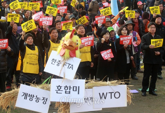 20일 오후 서울 중구 서울시청광장에서 열린 '한중FTA저지 쌀전면개방반대 식량주권과 먹거리안전을 위한 3차 범국민대회'에 통합진보당 이정희 대표를 비롯한 지도부들 참석해 식량주권 포기하는 박근혜 정권을 규탄하며 구호를 외치고 있다.