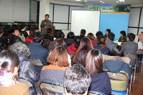 마산YMCA 시민사업위원회는 20일 저녁 회관 강당에서 세월호 참사로 딸과 아들을 잃은 '예은 엄마' 박은희, '재욱 엄마' 홍영미씨를 초청해 시민강좌를 열었다. 이날 사회는 허정도 이사가 맡았다.