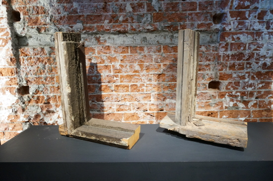 복원전시실에 있는 옛 목재창틀과 문틀