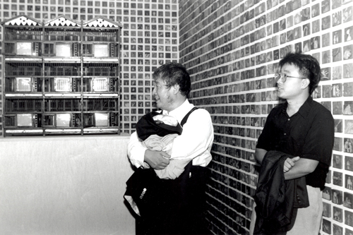 1994년에 휘트니미술관에서 '백남준·강익중 2인전'이 열렸을 때 두 작가의 모습. 부자(夫子)처럼 많이 닮았다.