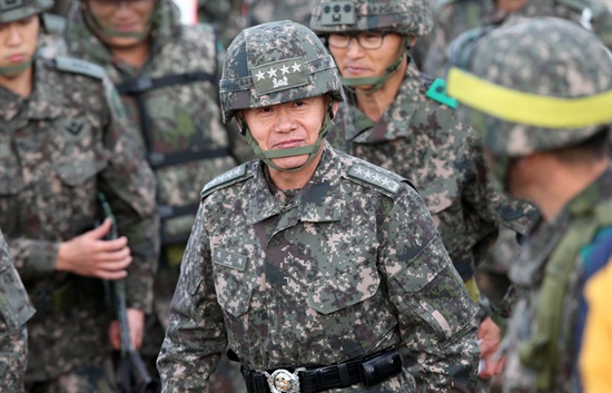 도하훈련 바라보는 최윤희 합참의장 12일 오후 경기도 여주시 남한강 일대에서 실시된 육군 제11기계화보병사단 2014 호국훈련 남한강 도하작전을 최윤희 합참의장이 지켜보고 있다. 