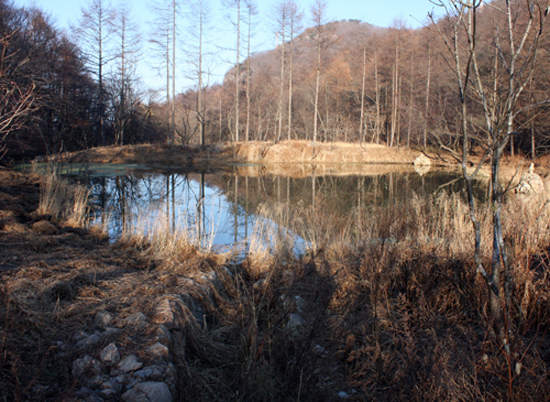 금오산 거의 정상 가까이에 있는 분지에는 1991년까지도 화전민들이 밭을 일구며 살았다. 이곳은 겨울 기온이 영하 30도에 이르는 고냉지이지만 물이 많아 산 아래 마을보다도 살기에 좋았다고 한다. 그래서 고려 이전부터 이곳에는 산성이 축성되었고, 임진란 때 배설 장군이 중수했으며, 한때 3500명의 군사들이 상주했다.