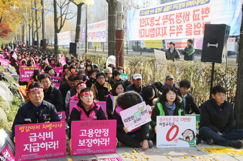 21일 인천시교육청 앞에서 학교비정규직노조 총파업에 참가한 조합원들이 투쟁 결의대회를 진행하고 있다.
