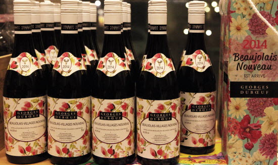 조르주 뒤뵈프의 2014년 보졸레 빌라쥐. 장점보다 단점이 많았던 보졸레의 가메 품종의 보졸레 누보는 탁월한 마케팅을 통해 와인 애호가들을 오늘날 세계의 11월 세번째 목요일을 주목하게 만들었다.
