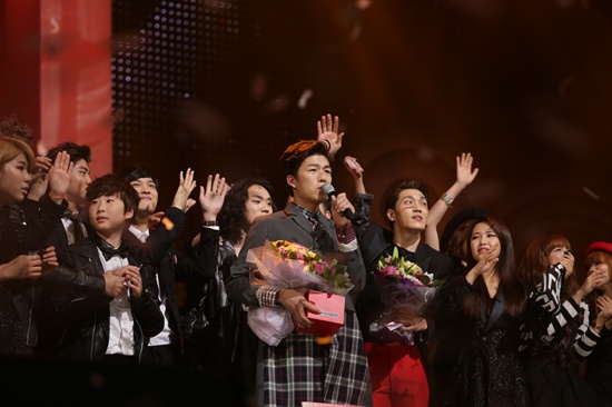  Mnet <슈퍼스타K6> 결승 진출자 곽진언이 우승자가 된 후 소감을 말하고 있다.