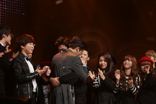  Mnet <슈퍼스타K6> 결승 진출자 곽진언이 우승 이후 동생과 눈물을 흘리고 있다.