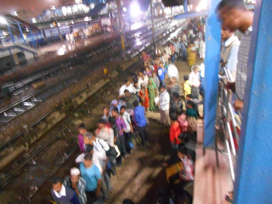 열차를 타기 위해 줄지어 서 있는 인도현지인들. 나는 바라나시행 열차 칸을 찾기 위해 여기저기 뛰어 다니며 한 시간을 헤매야 했다. 