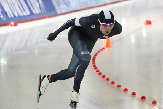  남자 스피드스케이팅 장거리의 간판 이승훈이 태릉에서 열린 월드컵 2차대회에 10000m에 출전했다. 사진은 22일 경기 모습 