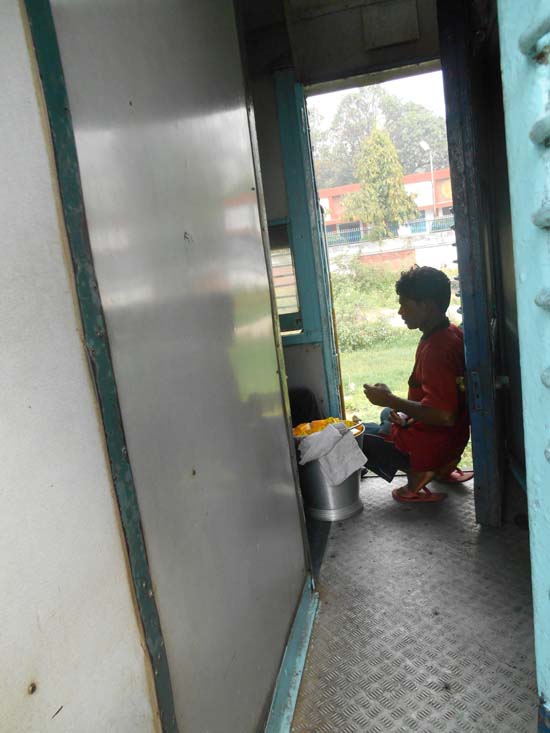 멈춰 선 기차안에 올라 타 간식거리를 팔고 있는 인도 아이. 
