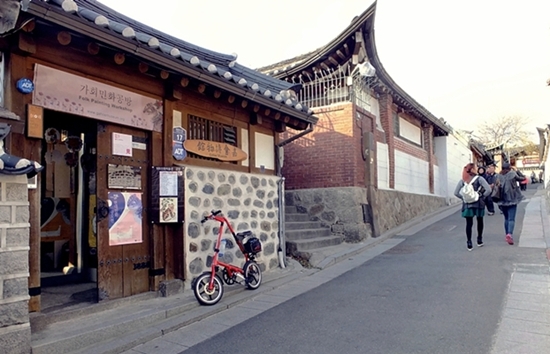 서울 종로구 북촌 한옥마을 언덕길에 있는 가회 민화 박물관은 아담한 한옥집이다.