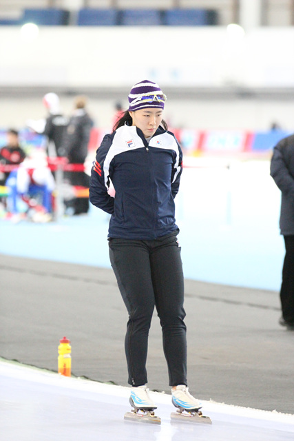  빙속여제 이상화가 태릉에서 열린 월드컵 2차대회 500m 2차레이스에서 전날 2위의 아쉬움을 털고 1위로 올라섰다. 사진은 22일 대회전 윔업때의 모습이다. 