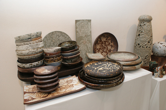 이번 전시에는 각종 그릇 등 생활용품을 비롯해 다양한 작품이 전시 되고 있다