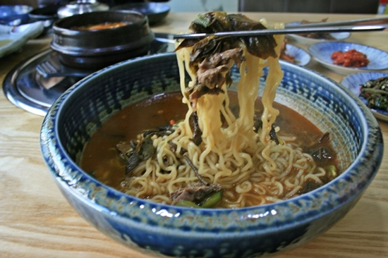 알레르기 위험 안고도 먹어볼 만한 가치 있는 옻순라면은 맛 또한 놀랍다.