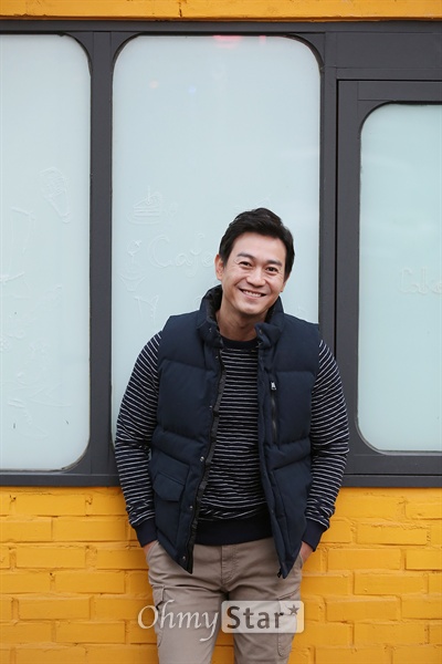  영화<봄>에서 준구 역의 배우 박용우가 18일 오후 서울 삼청동의 한 갤러리에서 오마이스타와의 인터뷰에 앞서 포즈를 취하고 있다. 