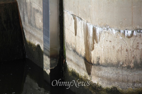23일 낙동강 합천창녕보 우안 쪽에 있는 수력발전소 아래 벽면에 물이 새어 나오고 있다.