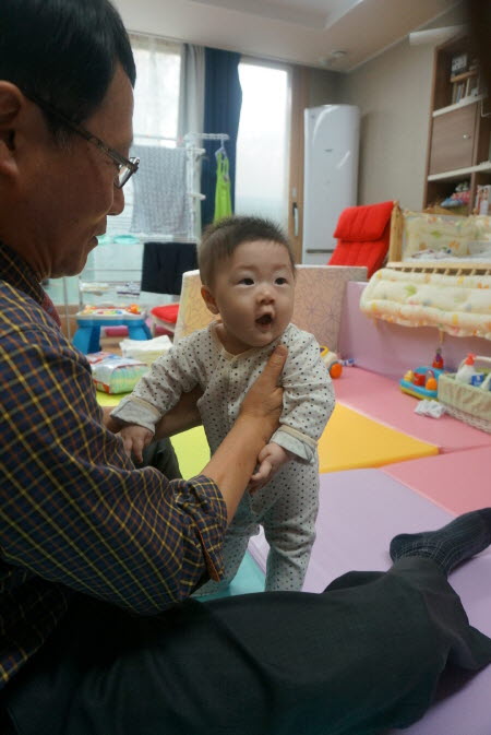 손을 잡아 주면 선답니다. 다리에 힘을 꽉 주고 서서 하하 웃으면 천하가 다 즐거워하죠.