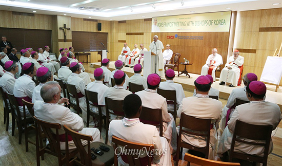 지난 8월 방한한 프란치스코 교황이 한국천주교중앙협의회를 방문해 한국 주교단과 만나 이야기하고 있다. 