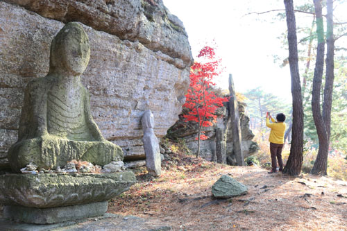  운주사 석불. 여느 절집과 달리 아무 데나 편안한 자세로 앉아 있다.