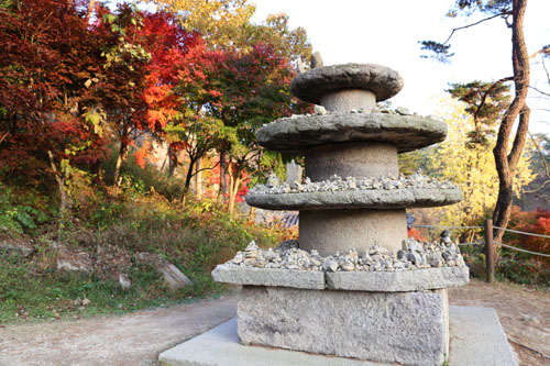 운주사의 석탑. 일정한 틀이나 형식에 얽매이지 않고 자유롭게 올려져 있다.