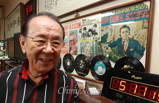 한국 최초의 라디오 DJ 최동욱씨가 1965년 <동아방송>에서 '탑툰쇼'를 진행하던 자신의 모습을 보여주며 옛날에는 라디오 프로그램을 레코드로 제작했다고 설명하고 있다.

