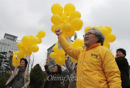 정의당 부산시당은 25일 오전 부산시청 광장에서 고리원전 1호기 수명 재연장에 반대하는 내용을 담은 전단을 풍선에 실어날려보내는 행사를 열었다. 