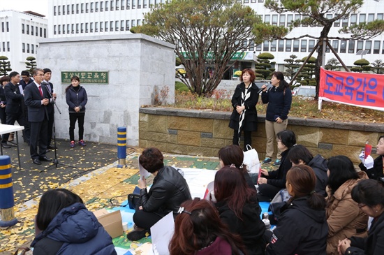 박종훈 경남도교육감은 25일 오전 경남도교육청 정문 앞에서 농성하고 있던 어린이집 원장들과 대화를 나누었고, 이후 원장들은 농성을 풀었다.