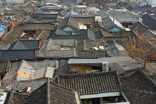 1930년 주택건설업체, 건양사에 의해 조성된 한옥지구로 서울에서 제일 오래되었다. 빌딩으로 둘러싸여 ‘한옥섬’처럼 보이는데 언제 개발의 어두운 그림자가 드리울지 모른다. 개발보다는 개선이 필요해 보인다  