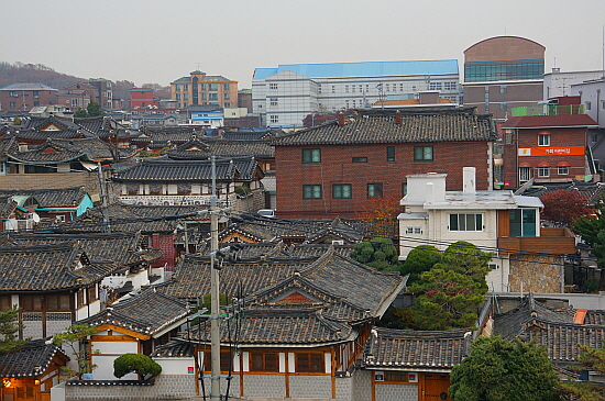 가회동 11번지 정경 31·33번지와 마찬가지로 한옥지구로 개발된 곳이다. 간간이 높은 거물이 들어서 예전 모습이 사라졌지만 아직 가회어린이집 골목 안은 군집 한옥이 남아 있다.  사진 속에 북촌 3경이 숨어 있다.   