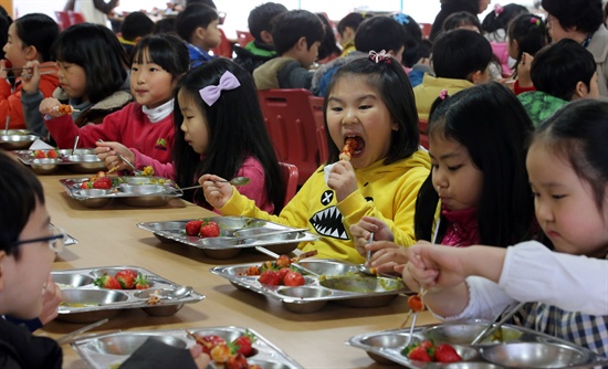지난 3월 5일 오후 서울 동대문구 전농초등학교 학생들이 급식을 먹고 있다.