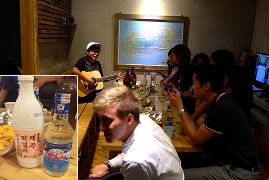 모슬포항에 있는 한 게스트하우스에는 매일 저녁 생면부지 여행객들이 모여 제주 술을 마시며 기타를 치고 노래를 부른다.