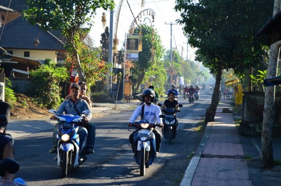 우붓 시내로 출근하는 오토바이들이 함께 이동하고 있다.
