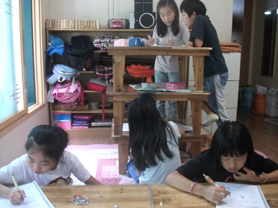 아이들이 수학 수업 시간에 만든 3단 책상. 