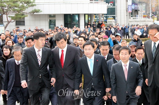 권선택 대전시장이 26일 오전 지지자 200여명과 함께 대전지방검찰청에 출두하고 있다.